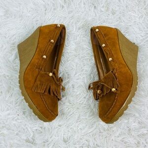 SHOES OF SOUL tan suede moccasin, heel wedge beaded shoes size 9